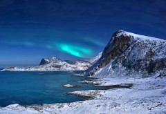 Скачать пейзаж, зимний снег, горы, море, Северное сияние на Лофотенских островах в Норвегии