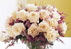 Букет белых роз на столе